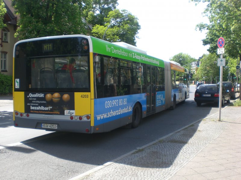 Solaris Urbino auf der Linie M11 nach Lichterfelde Unter den Eichen/Drakestrae an der Haltestelle Lichterfelde Ostpreuendamm/Knigsberger Strae.
