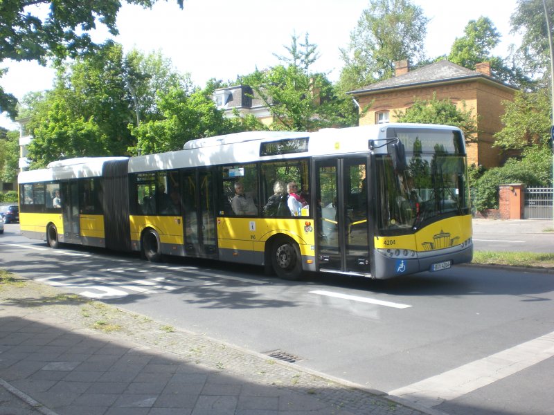 Solaris Urbino auf der Linie M11 nach S-Bahnhof Schneweide an der Haltestelle Lichterfelde Ostpreuendamm/Knigsberger Strae.