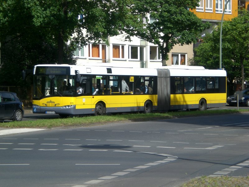 Solaris Urbino auf der Linie M11 nach Lichterfelde Unter den Eichen/Drakestrae an der Haltestelle Lichterfelde Ostpreuendamm/Knigsberger Strae.