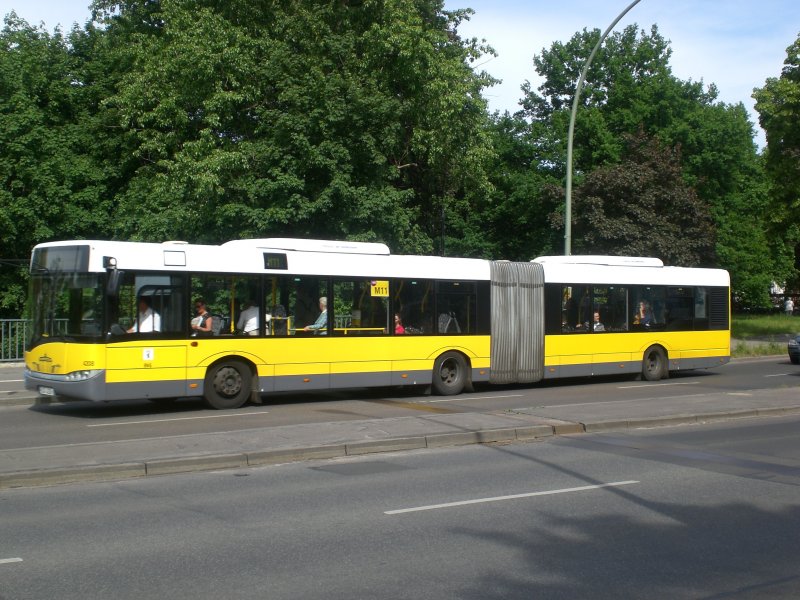 Solaris Urbino auf der Linie M11 nach Lichterfelde Unter den Eichen/Drakestrae nahe der Haltestelle Lichterfelde Goerzallee/Drakestrae.