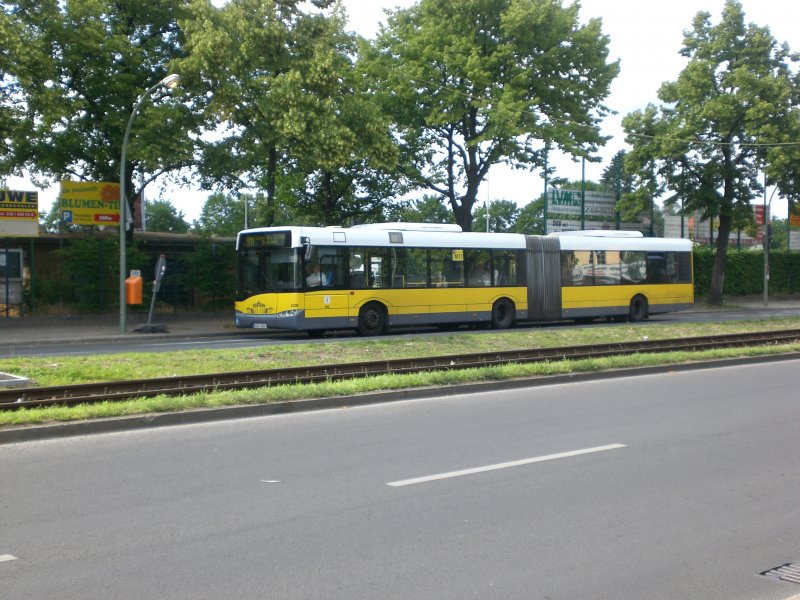 Solaris Urbino auf der Linie M11 nach Lichterfelde Unter den Eichen/Drakestrae an der Haltestelle Neuklln Neukllner Strae/Zwickauer Damm.