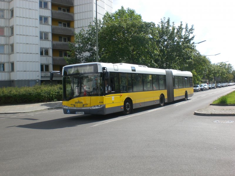 Solaris Urbino auf der Linie M11 nach S-Bahnhof Schneweide am U-Bahnhof Johannisthaler Chaussee.
