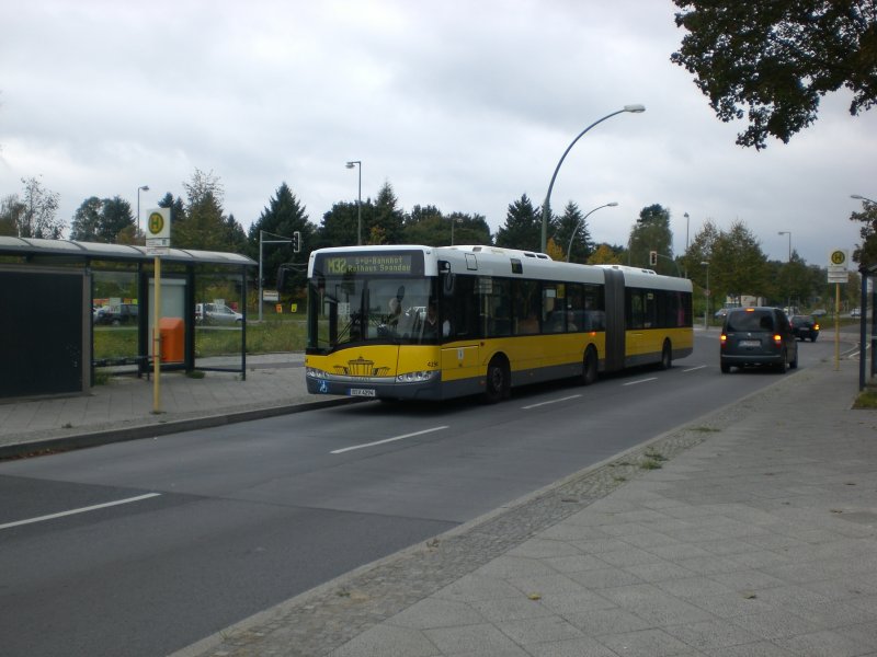 Solaris Urbino auf der Linie M32 nach S+U Bahnhof Rathaus Spandau an der Haltestelle Heerstrae/Nennhauser Damm.