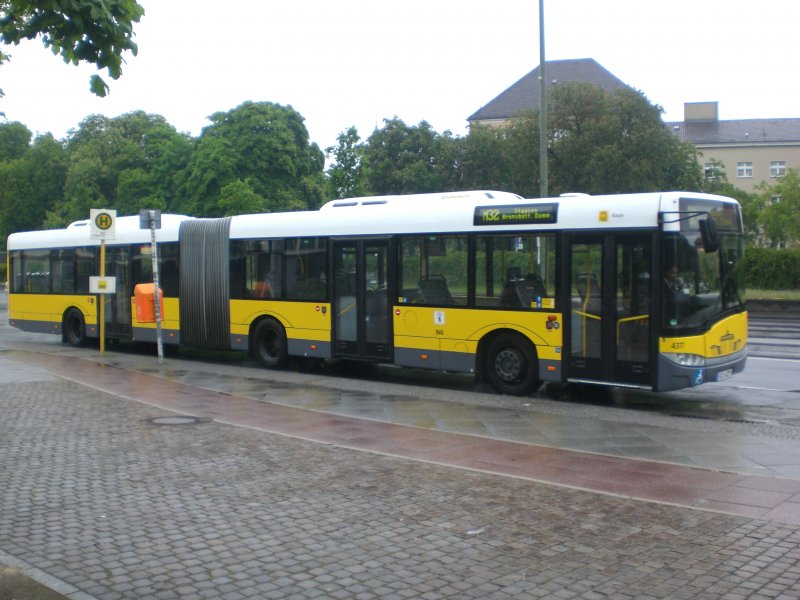Solaris Urbino auf der Linie M32 nach Staaken Brunsbüttler Damm/Stadtgrenze am S+U Bahnhof Rathaus Spandau.
