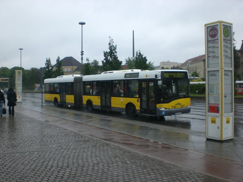 Solaris Urbino auf der Linie M32 nach Dallgow-Dberitz Havelpark am S+U Bahnhof Rathaus Spandau.