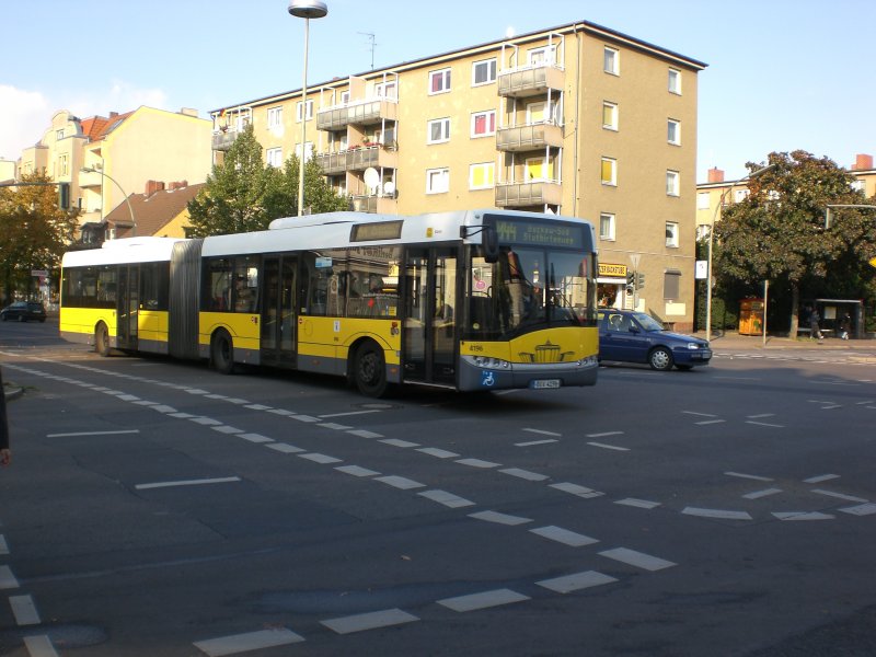 Solaris Urbino auf der Linie M44 nach Buckow-Sd Stuthirtenweg an der Haltestelle Britzer Damm/Gradestrae.