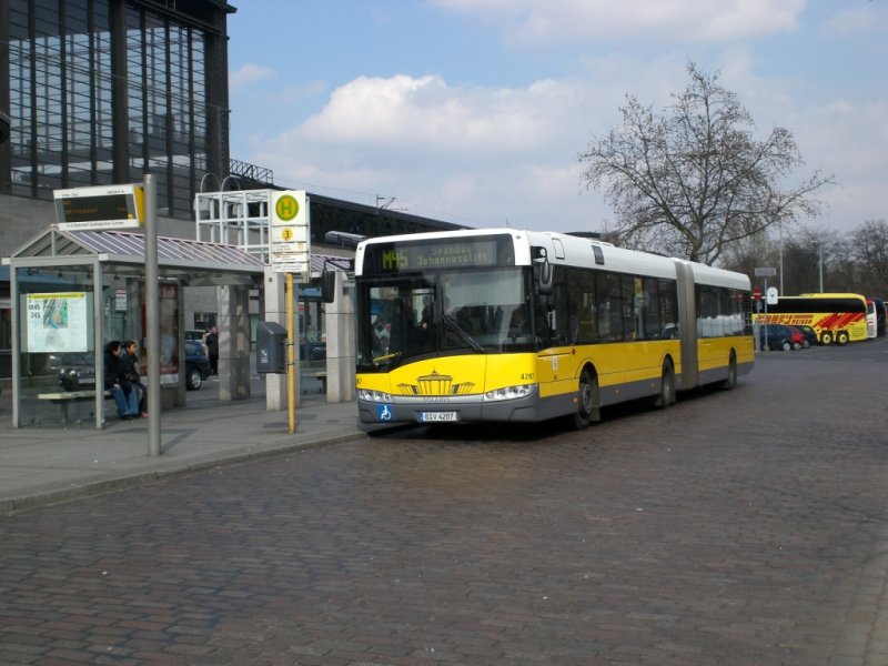 Solaris Urbino auf der Linie M45 nach Spandau Johannesstift am S+U Bahnhof Zoologischer Garten. 