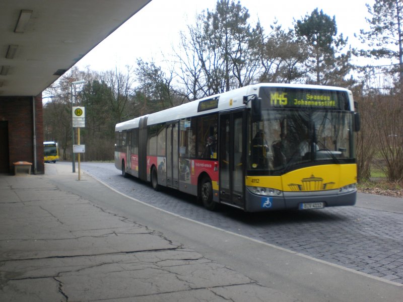 Solaris Urbino auf der Linie M45 nach Spandau Johannisstift am U-Bahnhof Ruhleben.