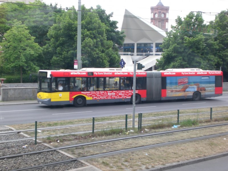 Solaris Urbino auf der Linie TXL am S+U Bahnhof Alexanderplatz.