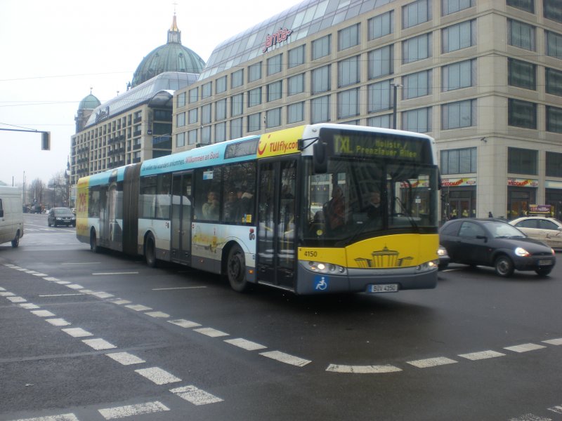 Solaris Urbino auf der Linie TXL nach Prenzlauer Berg Mollstrae/Prenzlauer Allee an der Haltestelle Mitte Spandauer Strae/Marienkirche.