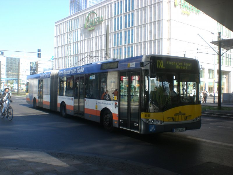 Solaris Urbino auf der Linie TXL nach Flughafen Tegel am S+U Bahnhof Alexanderplatz.