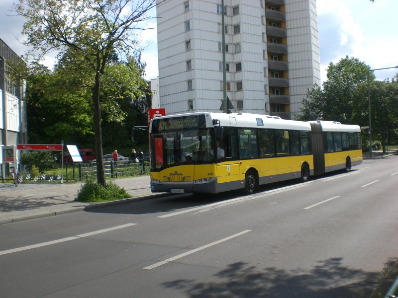 Solaris Urbino auf der Linie X11 nach S-Bahnhof Schneweide am U-Bahnhof Johannisthaler Chaussee.