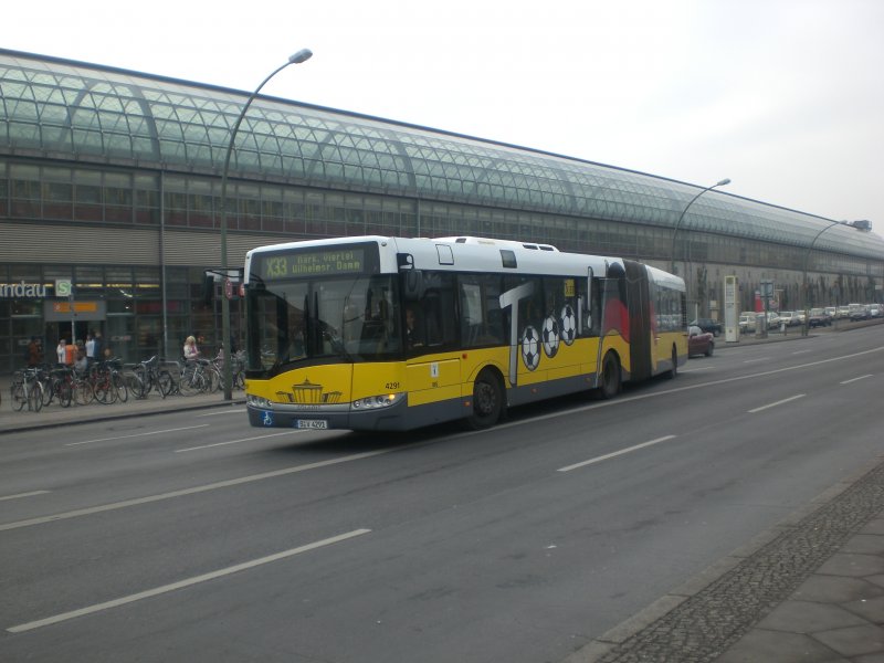 Solaris Urbino auf der Linie X33 nach Mrkisches Viertel Wilhemsruher Damm am S-Bahnhof Spandau.