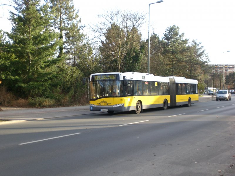 Solaris Urbino auf der Linie X33 nach Mrkisches Viertel Wilhemsruher Damm am U-Bahnhof Rathaus Reinickendorf.