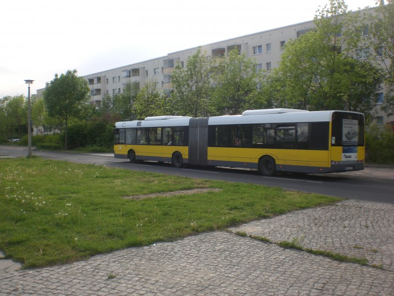 Solaris Urbino auf der Linie X54 nach U-Bahnhof Hellersdorf der Haltestelle Hohenschnhausen Seehausener Strae.