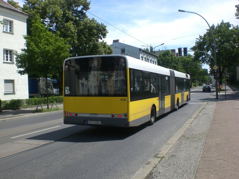 Solaris Urbino auf der Linie X54 nach U-Bahnhof Hellersdorf an der Haltestelle Weiensee Pasedagplatz.