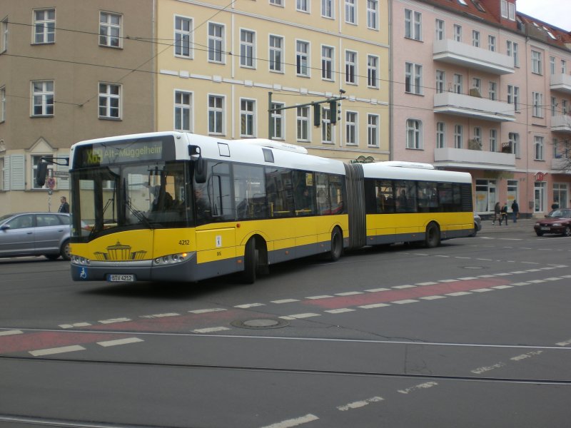 Solaris Urbino auf der Linie X69 nach Alt-Mggelheim an der Haltestelle Kpenick Bahnhofstrae/Seelenbinderstrae.