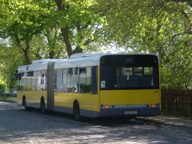 Solaris Urbino auf der Linie X69 nach S-Bahnhof Kpenick an der Haltestelle Alt-Mggelheim.