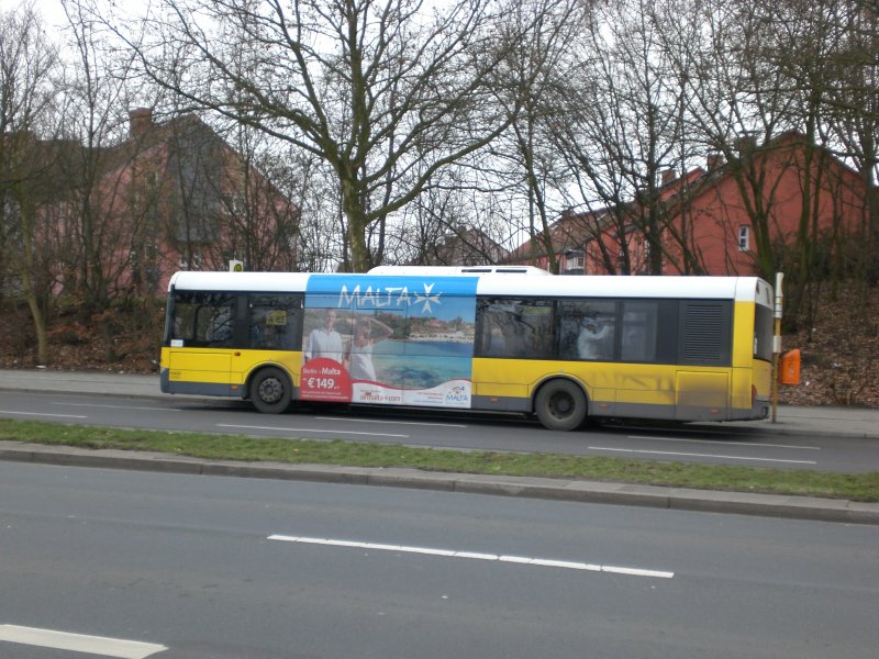 Solaris Urbino auf der Linie X83 nach Marienfelde Nahmitzer Damm an der Haltestelle Marienfelde Nahmitzer Damm/Marienfelder Allee.