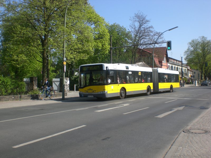 Solaris Urbino auf der Linie X83 nach Zehlendorf Knigin-Luise-Strae/Clayallee am U-Bahnhof Dahlem Dorf.