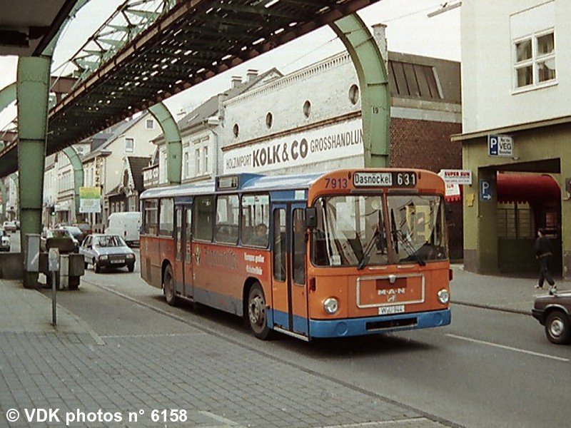 Stadtbus 7913 der WSW  -  
W-Vohwinkel, Kaiserstrae  -  14. November 1992