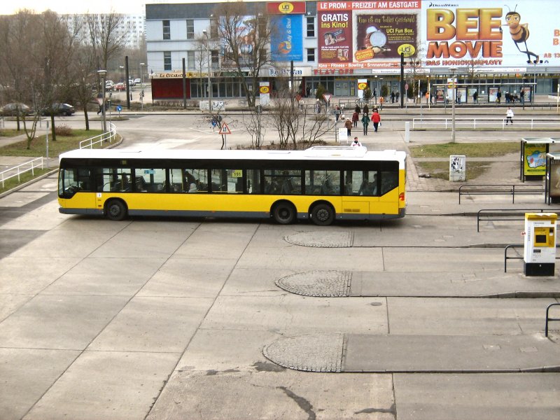 Stadtbus am S-BHf Berlin-Marzahn, Aufnahme 17. 1. 2008