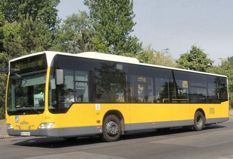 Stadtbus auf der Linie 240 kurz vor der Endstelle Storkower Strasse in Berlin, Juni 2008