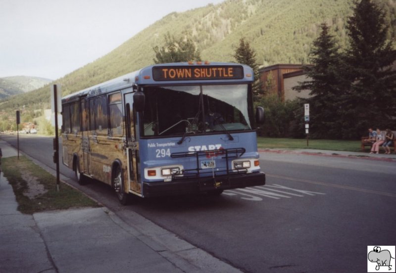 Stadtbus aus Jackson Hole in Wyoming. Da viele Hotels in der Stadt Jackson (Wyoming / USA) am Stadtrand liegen wurde ein kostenloser Pendelverkehr eingerichtet. Auch wir nutzen am Abend des 19. Juli 2006 den Pendelverkehr in die Stadt. 