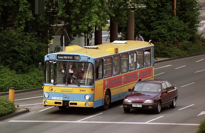Stadtbus bei Essen Hbf fotografiert 12-06-1992.
Gescannte Bildnegative.