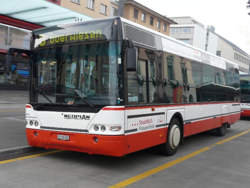 StadtBus Frauenfeld - Neoplan Kleinbus Nr.71  TG 158095 bei der Bushaltestelle auf dem Bahnhofplatz in Frauenfeld am 04.01.2008