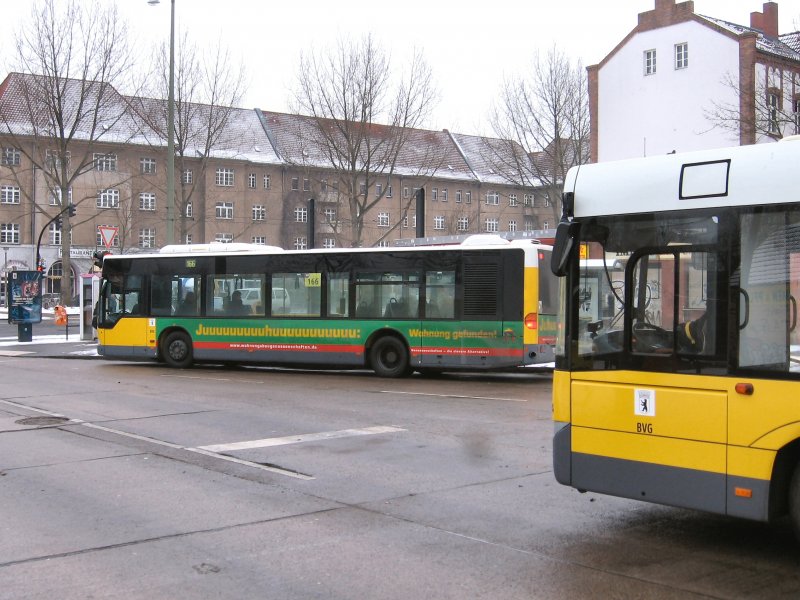 Stadtbus der Linie 155 der BVG, hier an der Bhst Bahnhof Zoo. Aufnahme: WInter 2006