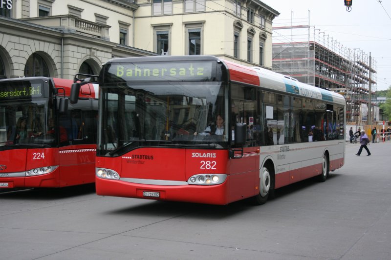 Stadtbus Winterthr Nr. 282 (ZH 719'282, Solaris Urbino 12, 2002) als Bahnersatz fr die S7, S8 und S16 zwischen Winterthur und Effretikon beim Winterthurer Hauptbahnhof. 