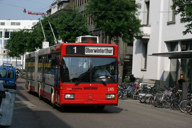 Stadtbus Winterthur Nr 145 (Mercededs-Benz/ABB O405GTZ, 1989) am 3.7.2009 zwischen dem Hauptbahnhof und der Schmidgasse. 