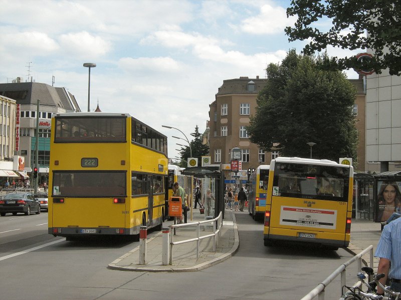 Stadtbusse verschiedenster Typen in Berlin-Tegel, Sommer 2005