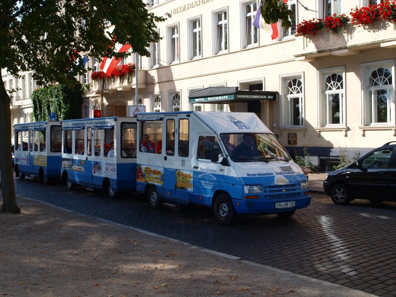 Stadtrundfahrt mit 2 Anhnger in Schwerin mit dem  Petermnnchen  am Pfaffenteich vor dem Hotel Niederlndischer Hof.