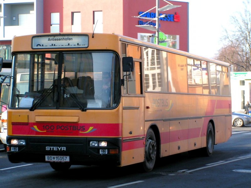 STEYR-Postbus hat gerade die neugestaltete Haltestelle  MarktplatzCenter  in Ried i.I. verlassen; 071219