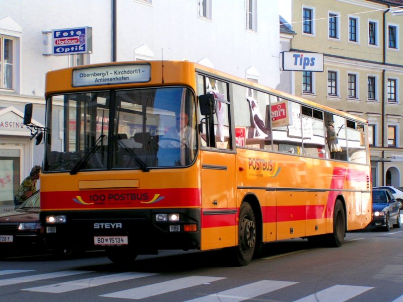 STEYR-Postbus nach Antiesenhofen (ber Obernberg) bei der Durchfahrt in Ried i.I., mit einigen interessanten  Spiegelungen  u.a. auch der hl.Nepomuk;  070921