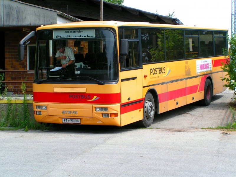 STEYR-Postbus whrend einer  Betriebspause zwischen Antiesenhofen u. Stadtverkehr ; 080725 