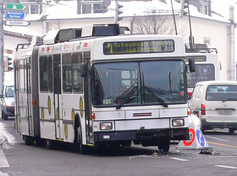 st.gallerbus NAW/Hess Trolley 155 am 26.11.08 in der St. Leonhardstrasse nach einem Unfall mit einem PKW