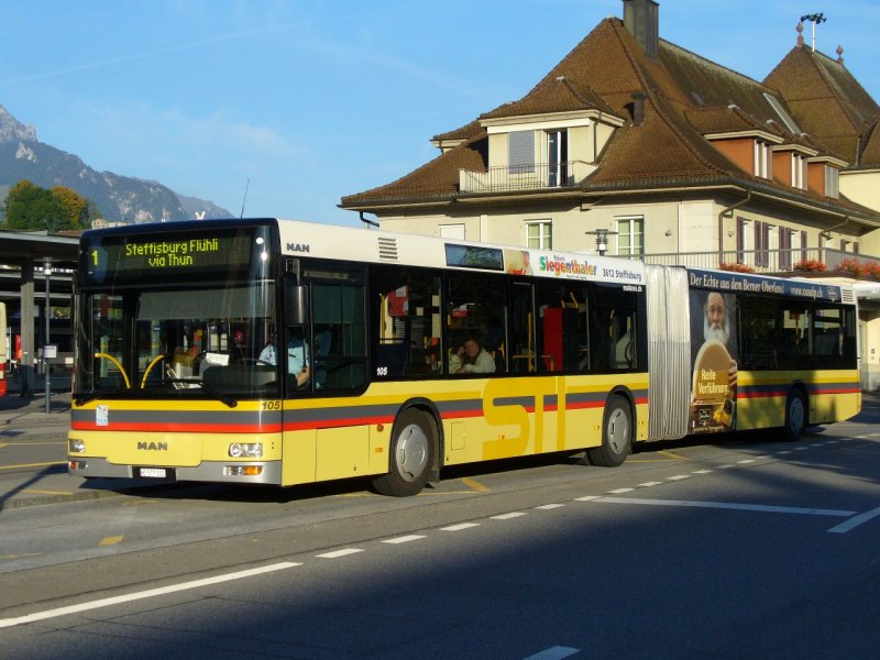 STI - MAN Gelenkbus Nr.105  BE 577105 vor dem Bahnhof Spiez am 20.09.2007