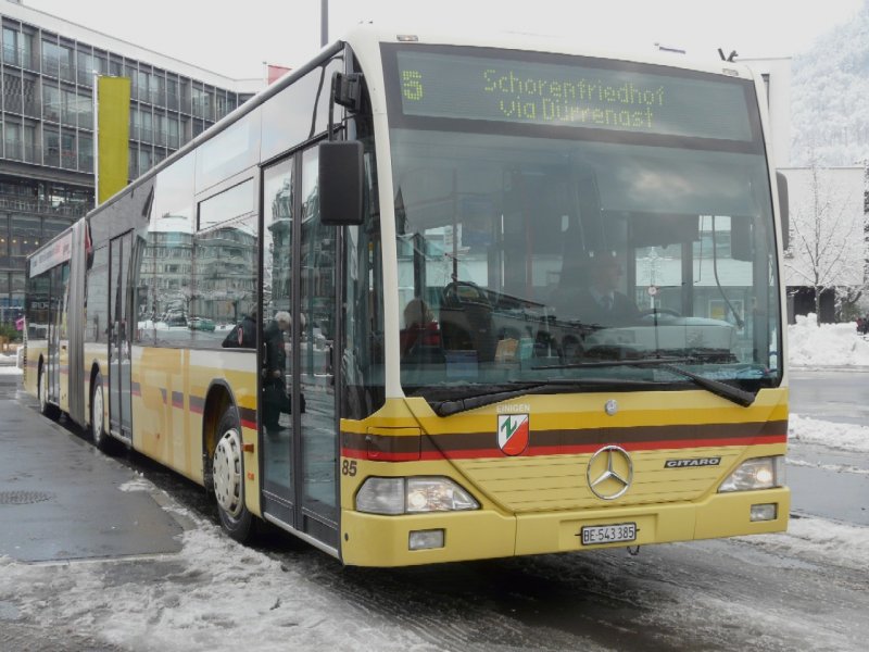 STI - Mercedes Citrao Bus Nr.85 BE 543385 mit dem Ortwappen EINIGEN auf der Front unterwegs auf der Linie 5 in Thun am 12.12.2008