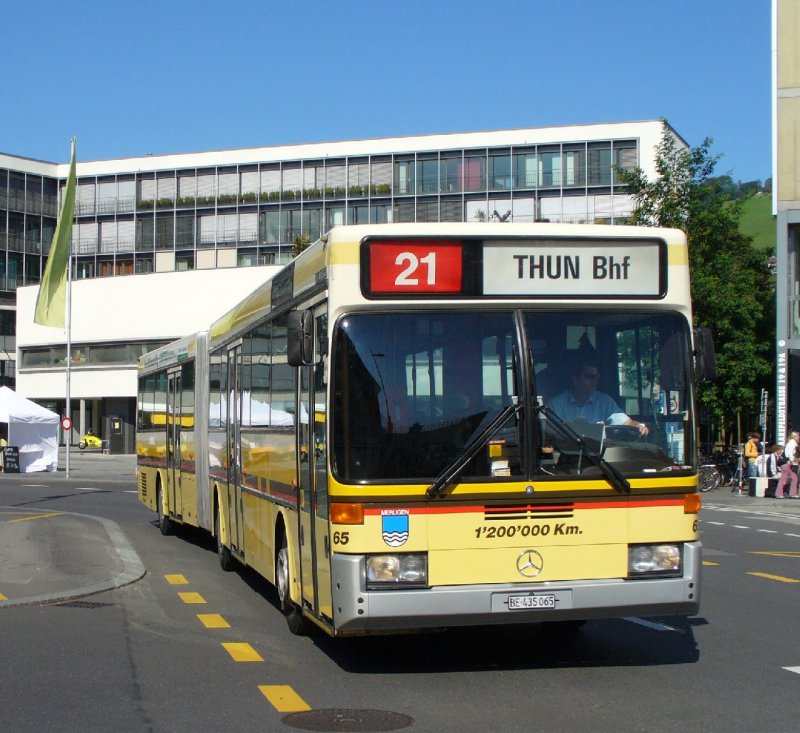 STI - Mercedes Gelenkbus Nr.65 BE 433665 bei der Bushaltestelle vor dem Bahnhof Thun am 20.09.2007