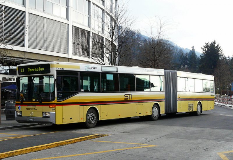 STI - Mercedes O 405 G Bus Nr.66 BE 371366 mit dem Ortswappen GUNTEN auf der Front sowie die Gefahren 1200000 Km  unterwegs auf der Linie 21 in Thun am 28.12.2008