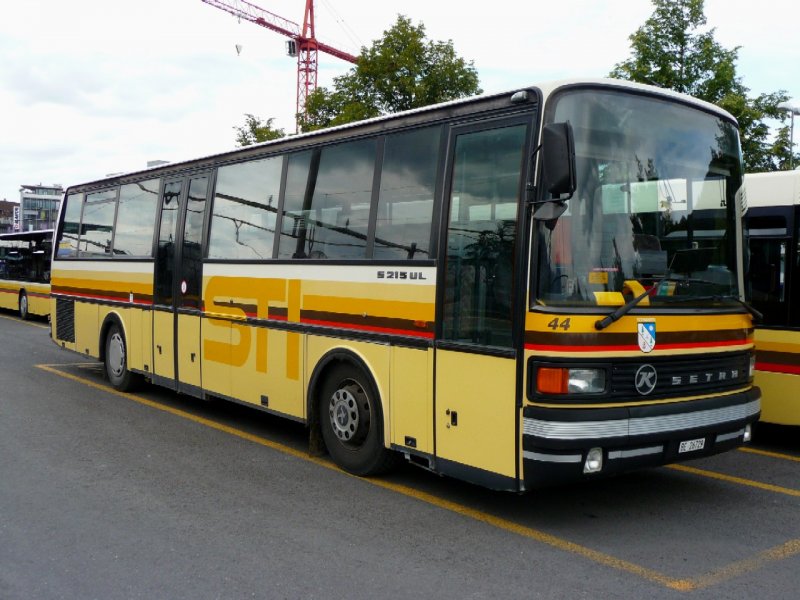 STI - SETRA S213L Nr.44  BE 26279 bei den Provisorischen Haltestellen neben dem Bahnhof von Thun am 16.08.2008