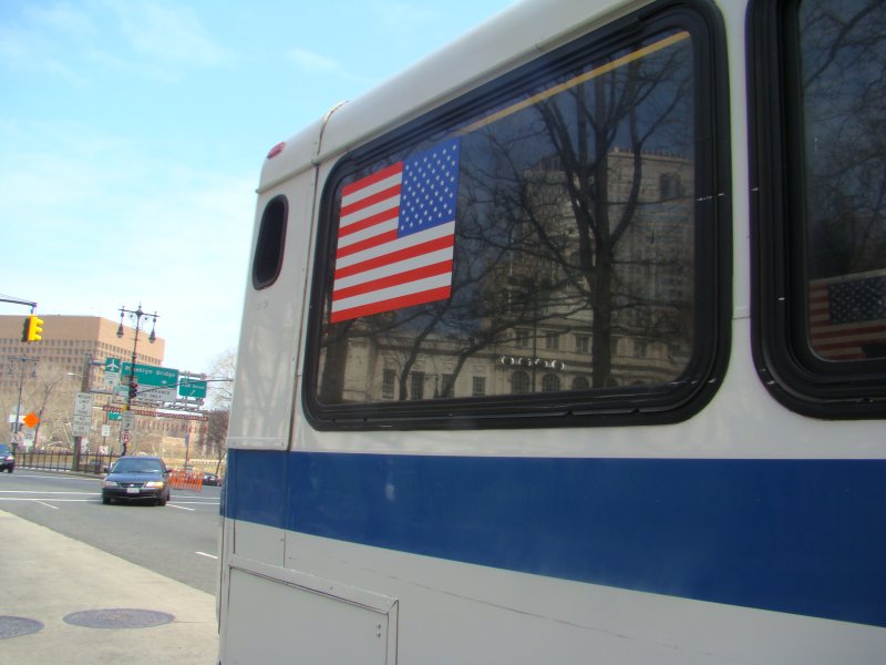 Stolz sind SIE, berall wo man ist sieht man eine US Flagge. Ich finde es toll und natrlich drfen die Flaggen auf den Bus nicht fehlen. Aufgenommen am 08.04.08 an der City Hall - Brooklyn Bridge Auffahrt.