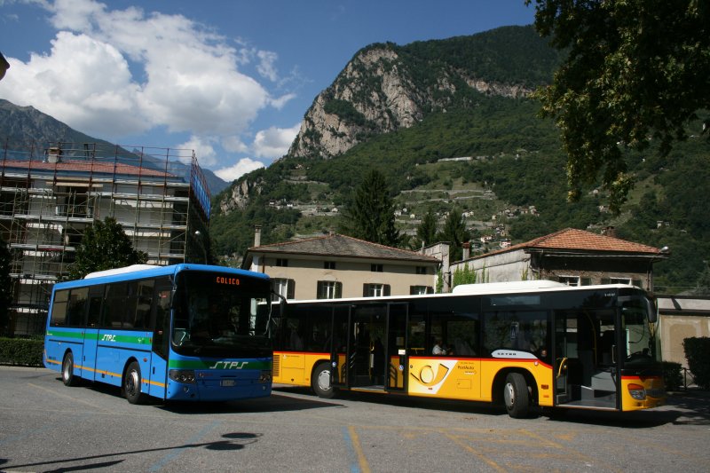 STPS, Sondrio, DJ811GW (Cacciamali Telaio TCI972, 2006) und PostAuto Schweiz Garage St. Moritz GR 102'374 (Setra 415NF, 2007) am 11.9.2009 am Bahnhof Chiavenna.