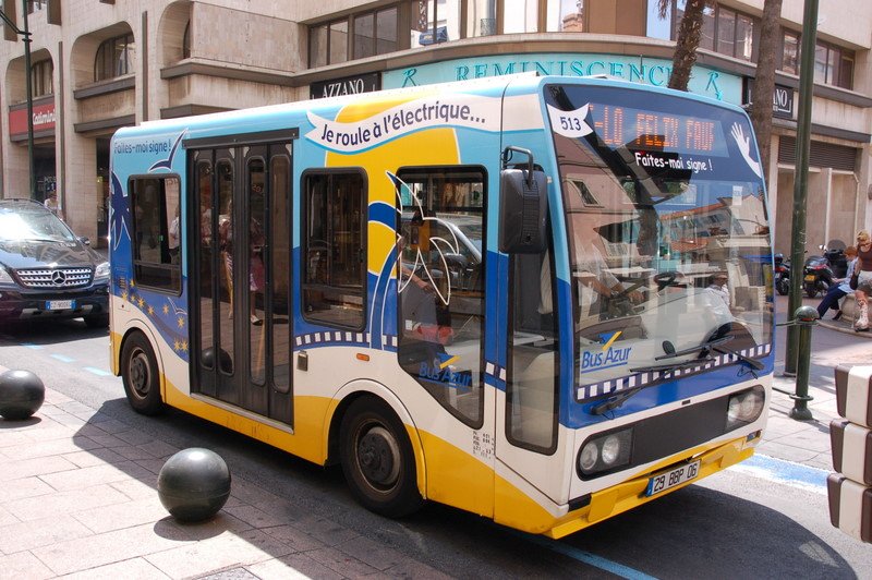 Superkurzer, schon fast putziger Elektrobus Nummer 513 der Gesellschaft BusAzur am 30.06.2007 in Cannes/Sdfrankreich. Dieser Bus ist gerade unmittelbar in der Nhe der berhmten Hauptstrae  La Croisette  und unweit des Hauptbahnhofes Cannes  unterwegs.