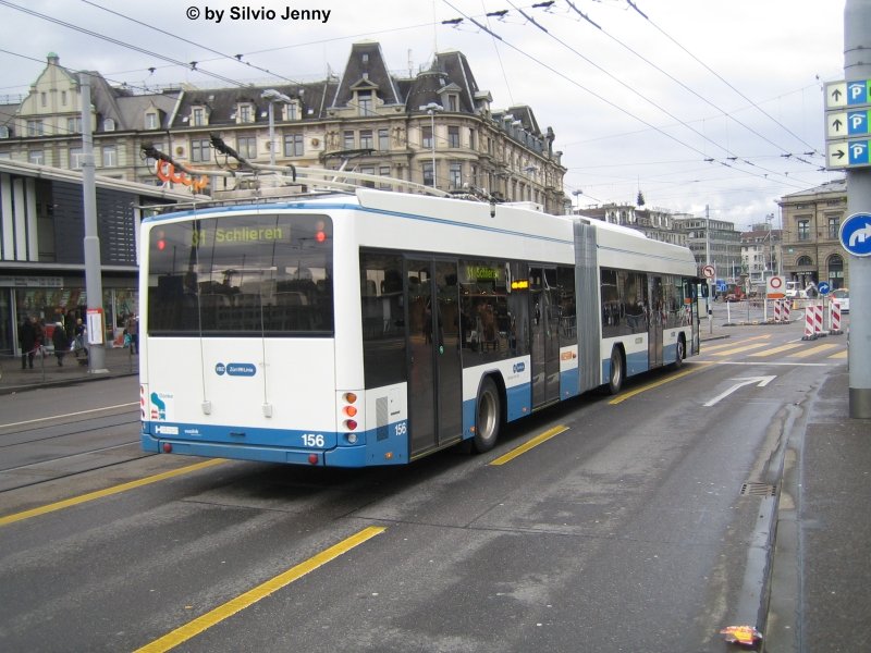 Swisstrolley 156 am 7.12.07 mit gesenkten Ruten beim Hauptbahnhof. Wegen der vor dem Fahrzeug sichtbaren Baustelle, müssen die Busse der Linie 31 einen Bogen machen, der ziemlich weit weg von der Fahrleitung liegt. Daher sind in Richtung Schlieren die Busse vom Central zum Hauptbahnhof mit dem Hilfsmotor unterwegs. Nicht betroffen von dieser Massnahme ist die Linie 46.