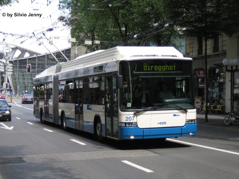 Swisstrolley 207 verlässt den Bhf. Luzern