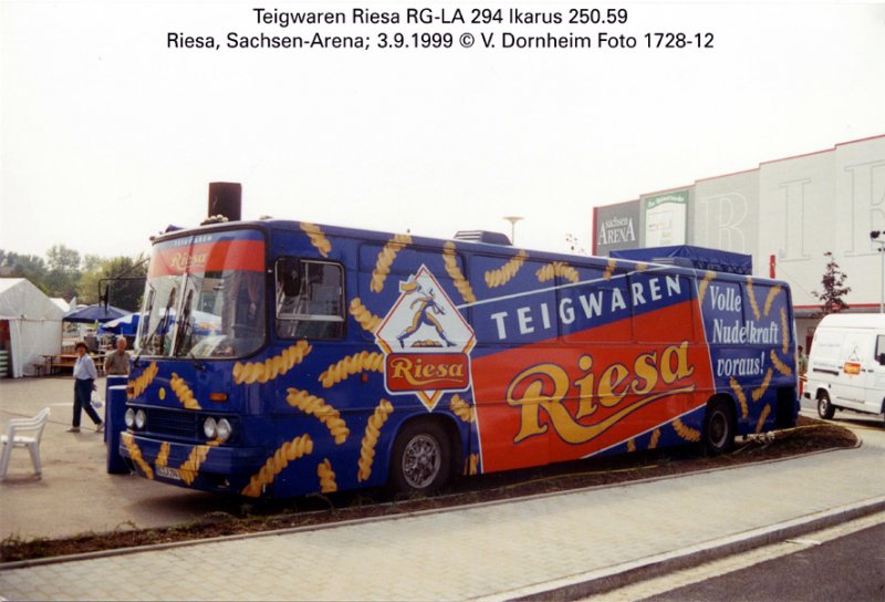 Teigwaren Riesa RG-LA 294; einige Jahre nutzte die  NudelfabriK  diesen von Autobus Sachsen (ex Kraftverkehr Karl-Marx-Stadt) stammenden Ikarus 250 als Werbemobil. Leider wurde er inzwischen als gewhnlicher Linienbus in Richtung Balkan verkauft. Die Aufnahme entstand bei Tag der Sachsen in Riesa.